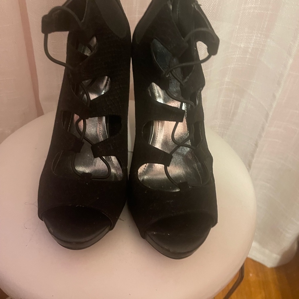 Jennifer Lopez Black Heels Elegant Design